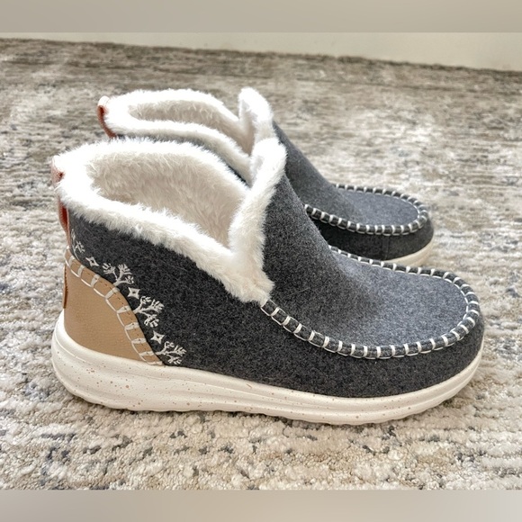 Hey Dude Denny Wool Shearling Shoes Boots Embroidered Womens Size 7 - Picture 1 of 9